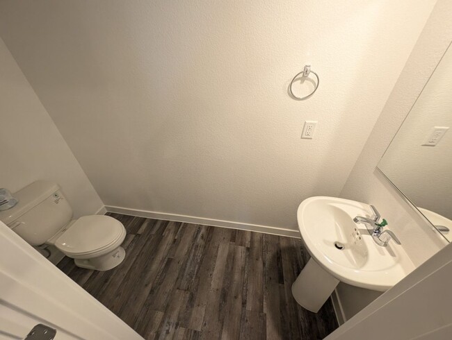 Building Photo - 484 Golden Myna Ave