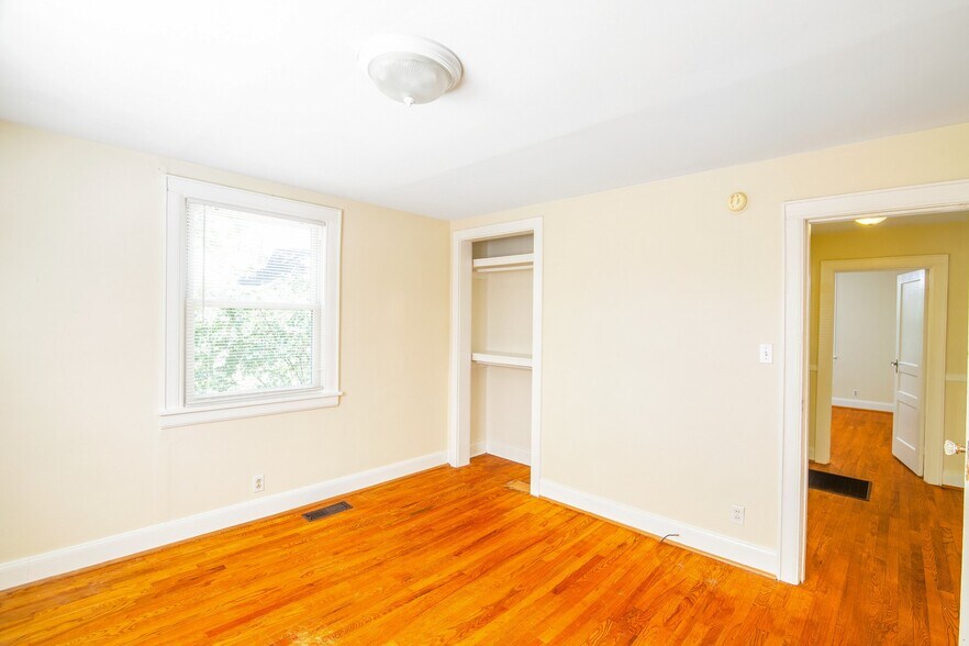 Building Photo - 2401 Vaulx Ln