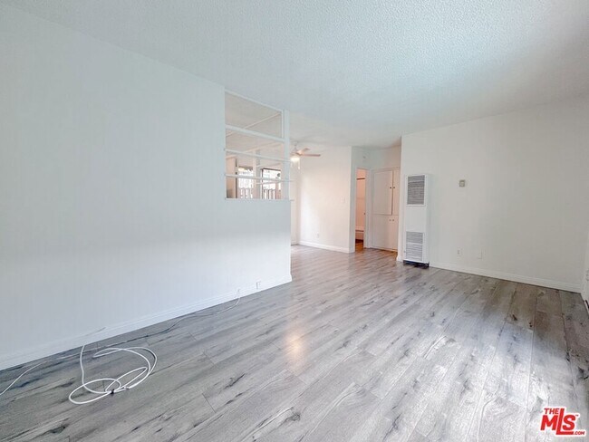 Building Photo - 941 N San Vicente Blvd