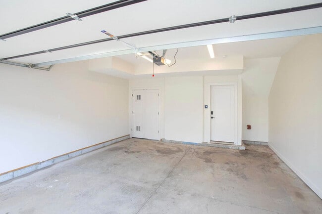 Building Photo - 776 E Argyle Ave