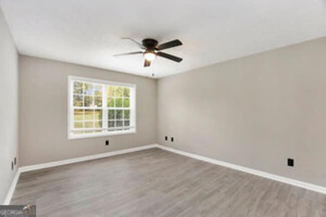 Building Photo - Like New! 2 bedroom 2 bathroom end unit co...