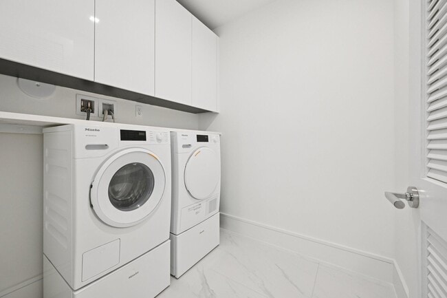 Building Photo - 220 Lake Shore Dr