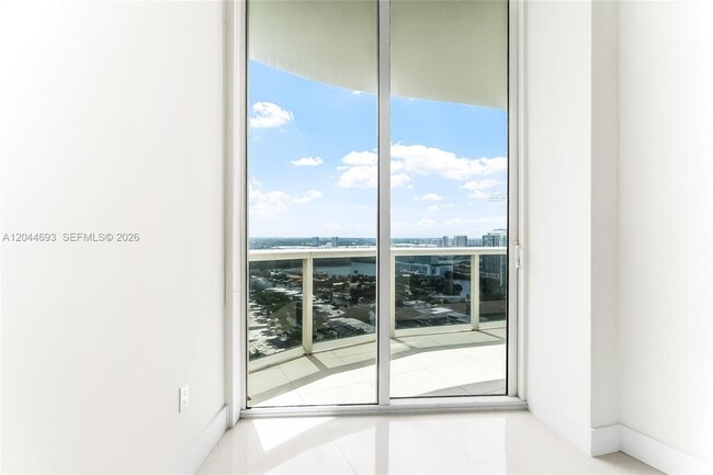 Building Photo - 16001 Collins Ave