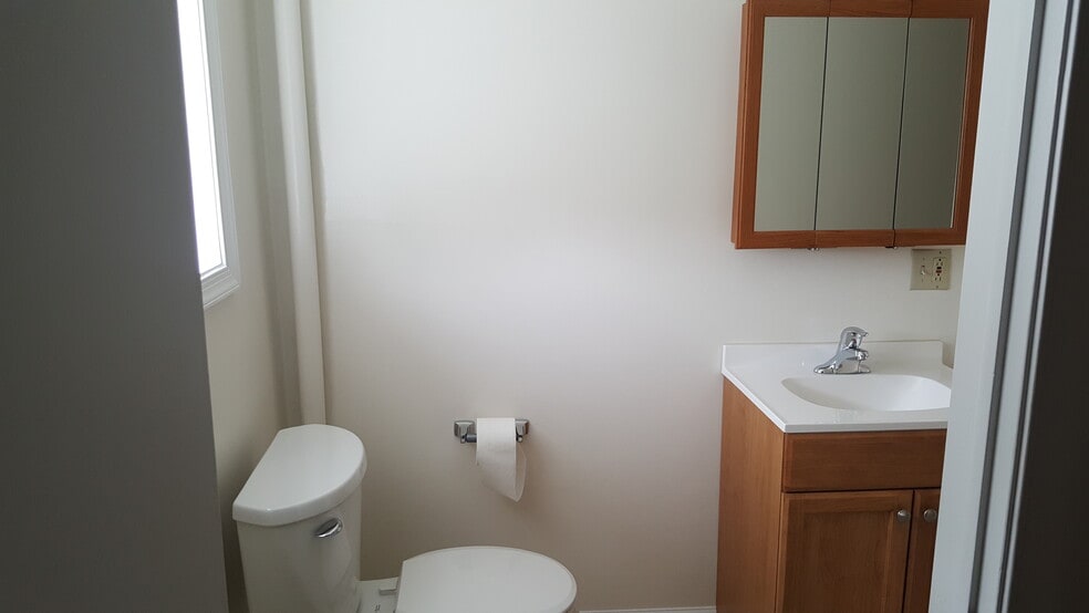 BATHROOM 2ND FLOOR - 526 Pearl St