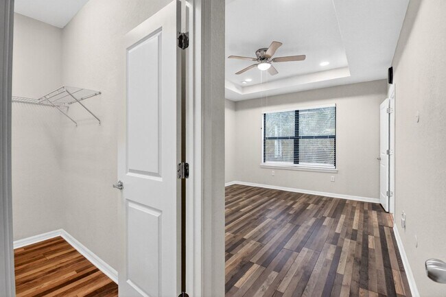 Building Photo - 2833 Troubadour St