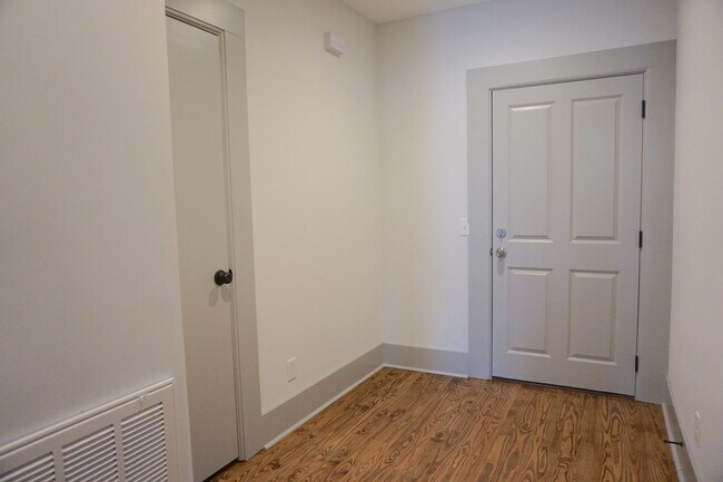 Building Photo - 552 E Liberty