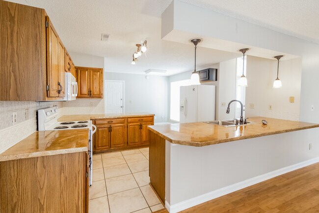 Building Photo - Inviting and Spacious 3 Bedroom Home in Summerville