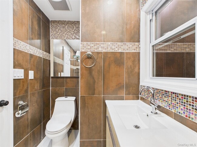 Building Photo - 25-16 Curtis St