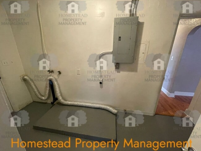 Building Photo - 660