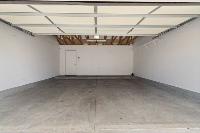 Building Photo - Modern Island Living | AC, W/D, Garage, Wo...