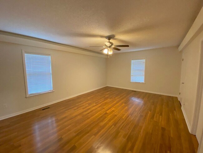 Building Photo - 3640 Shirlwood Ave
