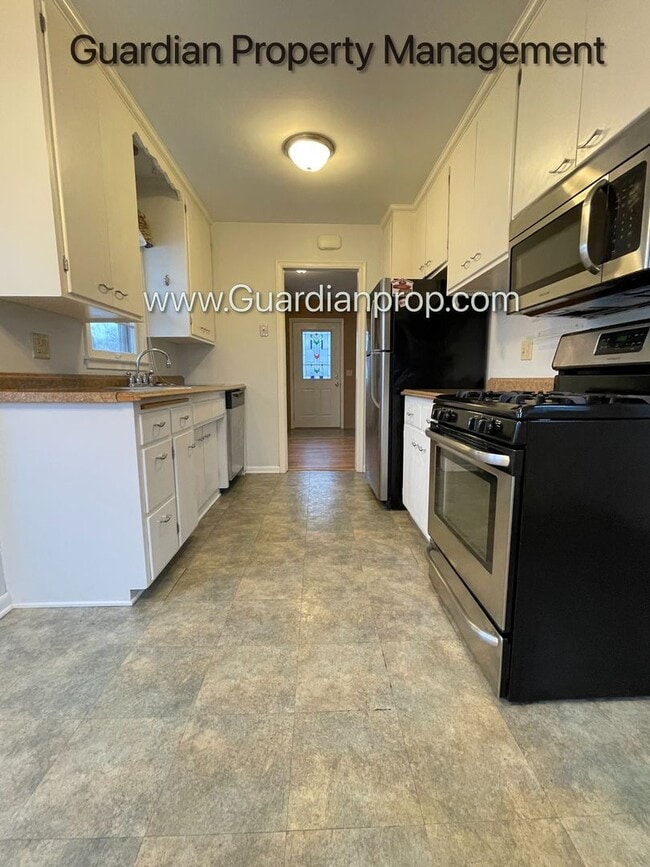 Building Photo - Single Family Home Featuring 2 Baths, 2 Car Garage, Fireplace, and Fenced in Yard