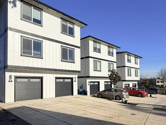 Building Photo - 2434 Strong Hts Ln SE