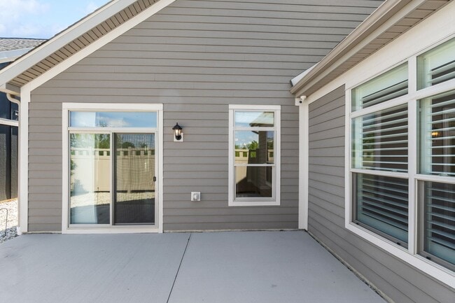 Building Photo - Luxury Maintenance-Free Former Model Home in Grove City – 2 Bed, 2 Bath Ranch