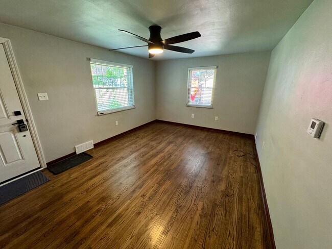 Building Photo - Charming 2-Bed 1-Bath Home in Avalon!