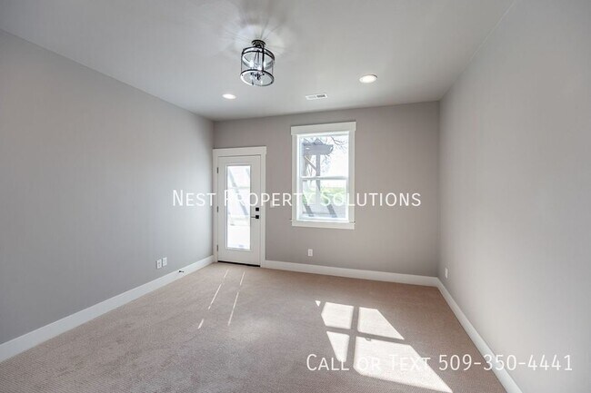 Building Photo - 1213 Rd F .2 NE