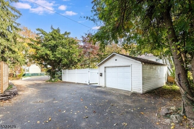 Building Photo - 152 Essex Ave