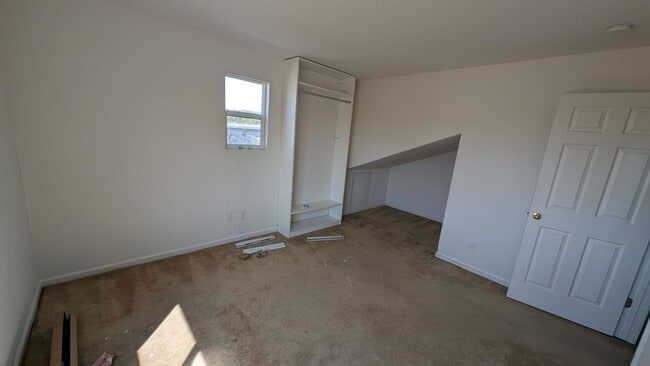 Building Photo - Experience Modern Comfort in This Newer Sp...