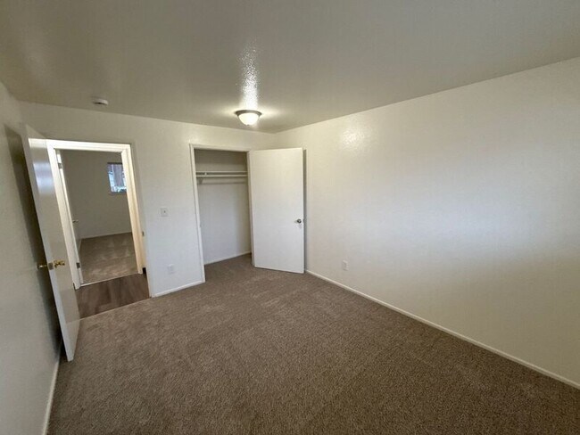 Building Photo - 848 Plymouth Dr NE