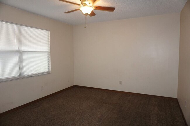 Building Photo - Westside 2/2 Townhome