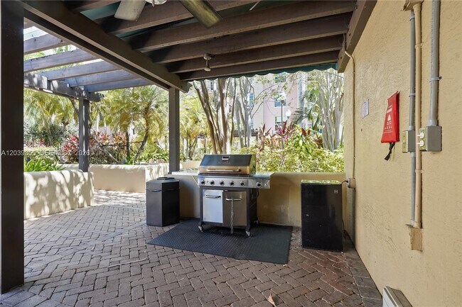 Building Photo - 520 SE 5 Ave