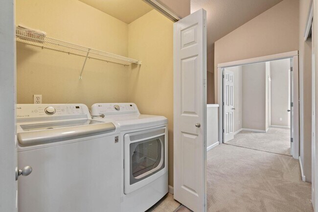 Building Photo - Bright, spacious 3-bdrm/2.5 bath Tigard townhome. Fireplace, balcony, 2-car garage, W/D