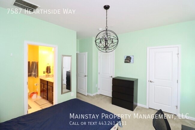 Building Photo - 3 Bedroom Townhome in Howard Square!