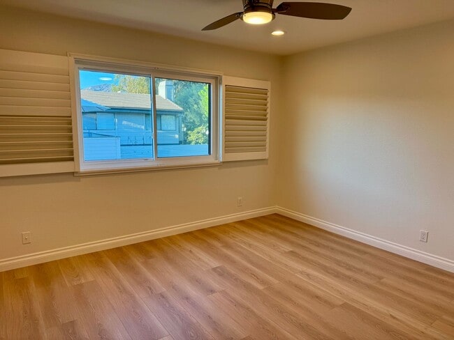 Building Photo - Nicely upgraded Townhome is East Simi