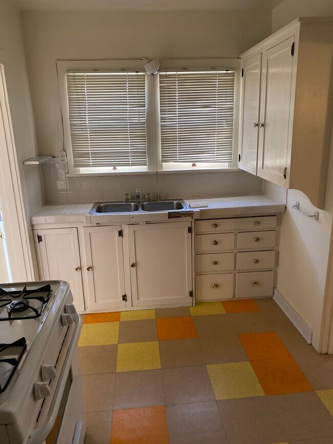 Building Photo - 1 Bedroom with Basement & Enclosed Yard