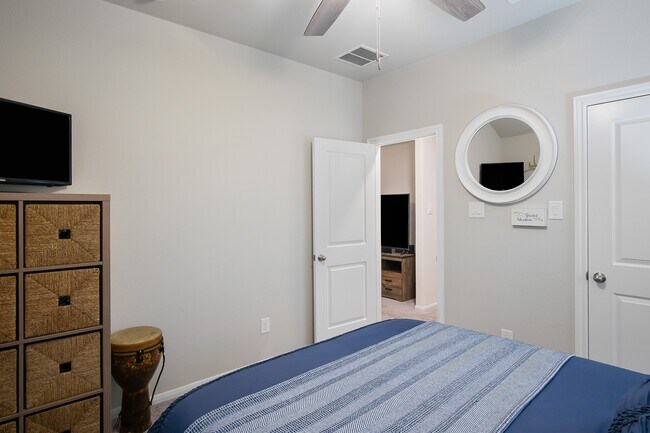 Building Photo - 2603 Ocean Key Dr