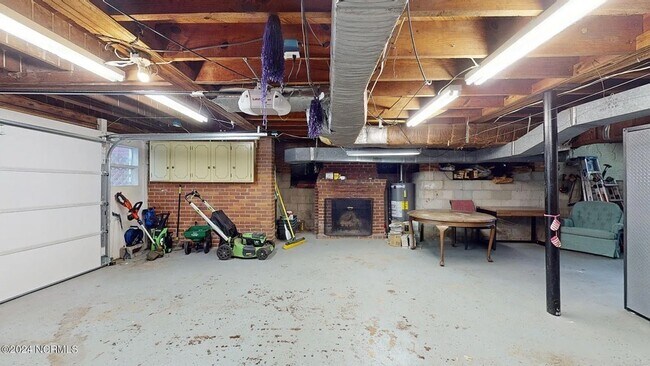 Building Photo - 2503 E 5th St