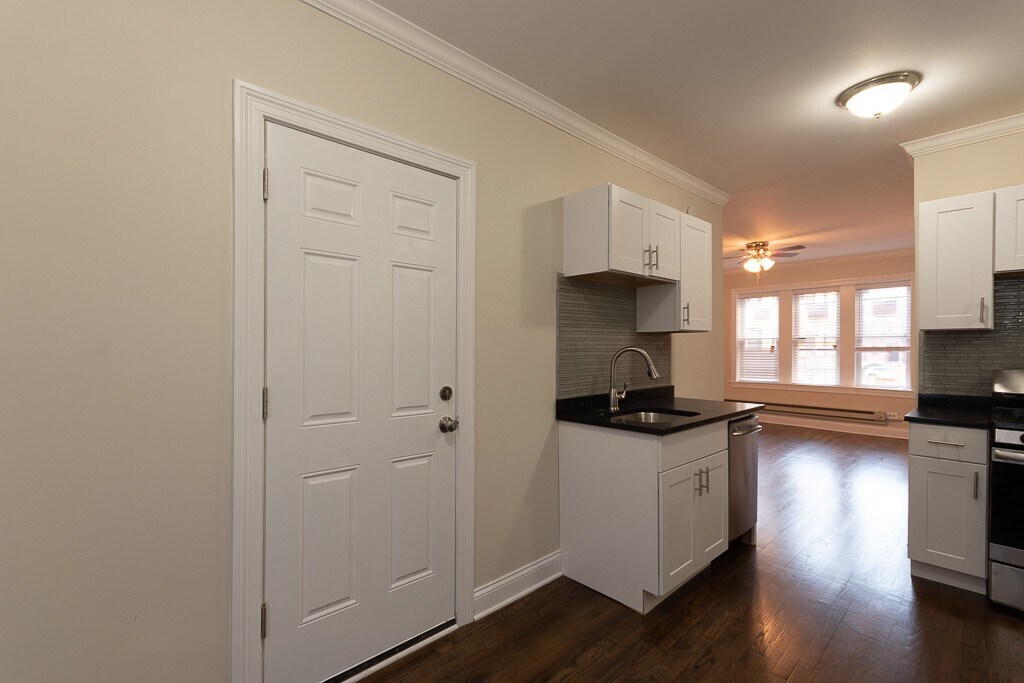 Building Photo - 3826 N Greenview Ave