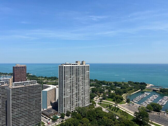 Building Photo - 2650 N Lakeview Ave