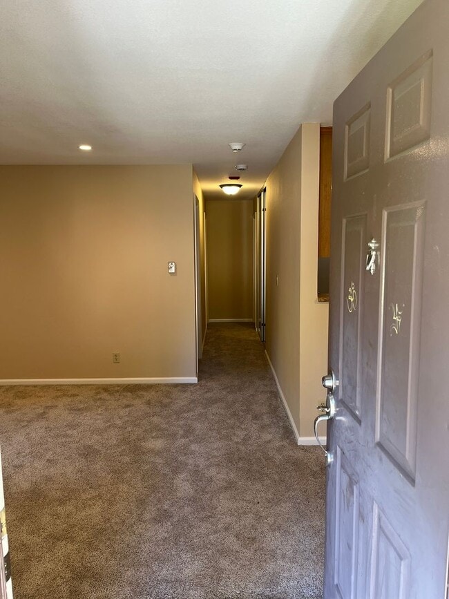 Building Photo - 2 Bedroom Condo in Quiet, Gated Community