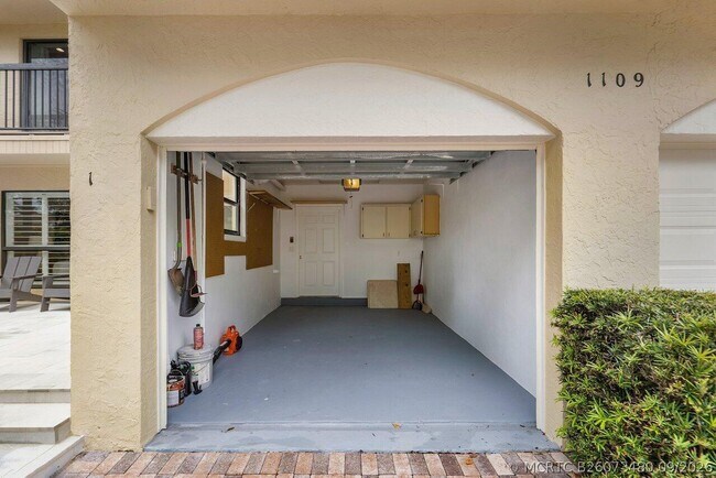 Building Photo - 1109 Bel Air Dr