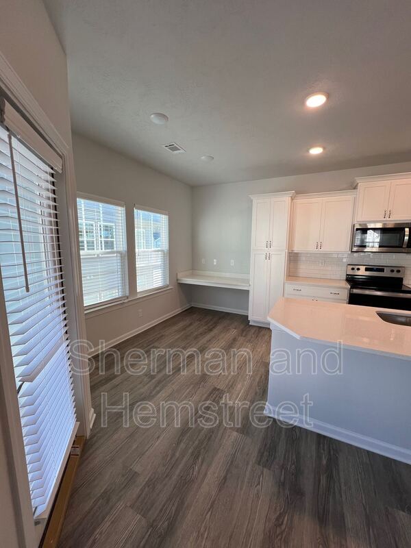 Building Photo - 2040 Lotus Dr