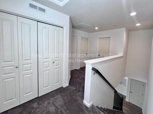 Building Photo - 2560 Daisy Dr