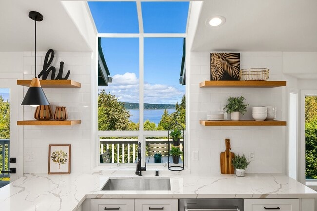 Building Photo - Beautiful Home in Mukilteo with Panoramic ...