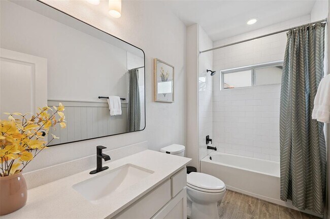 Building Photo - 6908 Empresa Dr