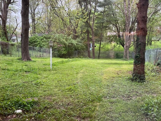 Building Photo - Spacious 4 BEDROOM 2 FULL BATHS PLENTY OF ...