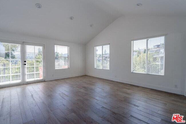 Building Photo - 5026 Medina Rd