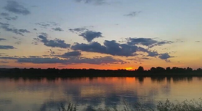 Sunset at the Missouri River Just 2 blocks away - 6700 Kingswood Rd