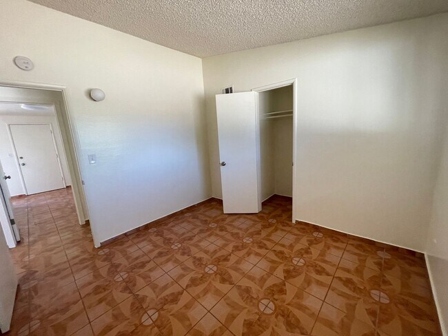 Building Photo - Apple Valley, 3 Bedroom, 2 Bathrooms, 1/2 acre property, Fully fenced