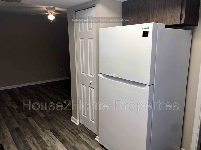 Building Photo - 1158 Brook Dr W