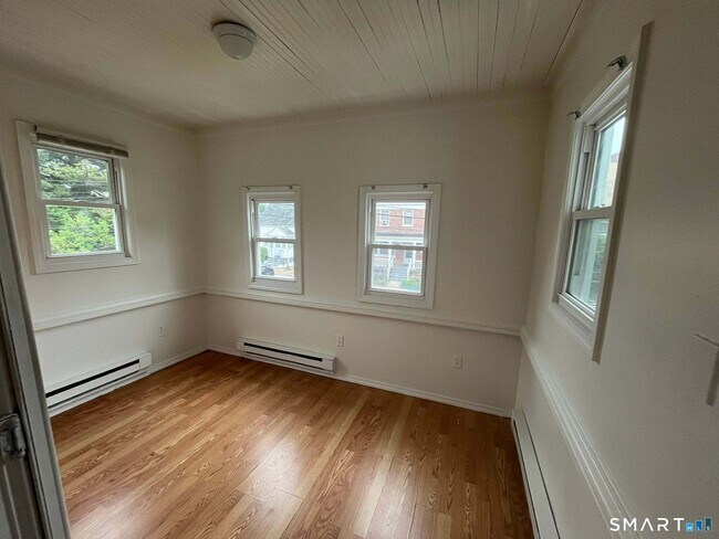 Building Photo - 417 Willow St