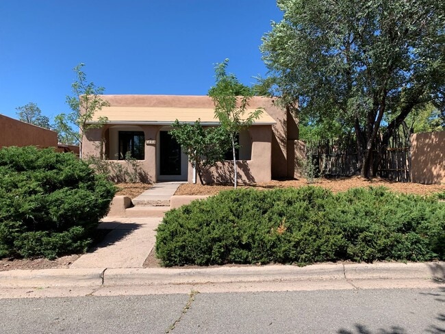 Building Photo - Sweet downtown Adobe Home