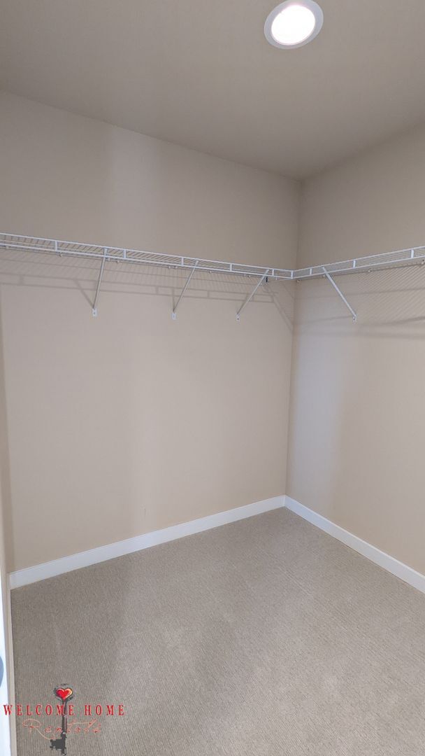 Building Photo - Beautiful open floorplan with FOUR large bedrooms and a cute office!!  AIR CONDITIONING!!!  NEW C...