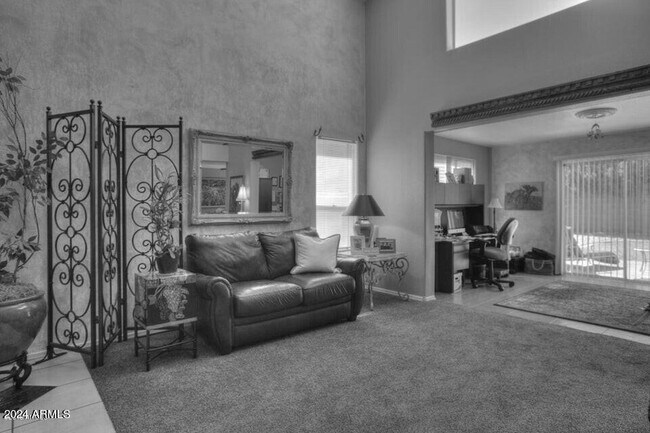 Building Photo - 3223 E Poinsettia Dr