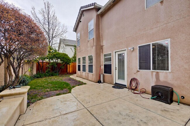 Building Photo - Awesome 3 Bedroom  Home Near Rivermark Plaza!