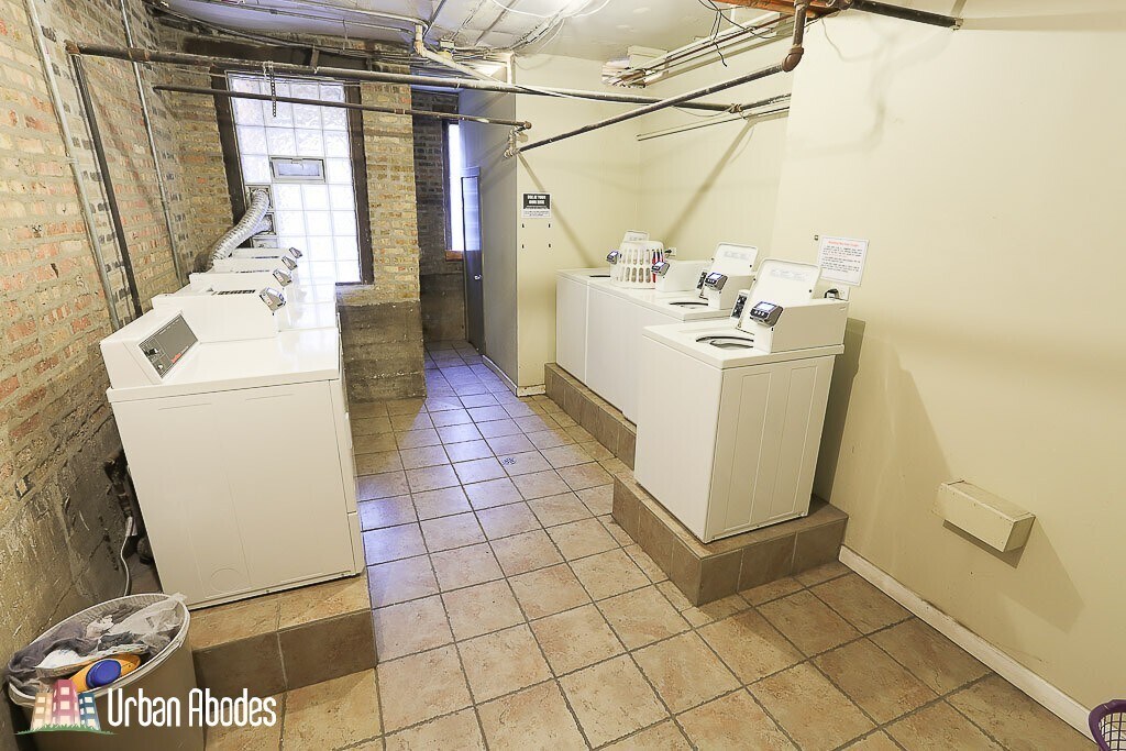 Building Photo - 547 W Surf St